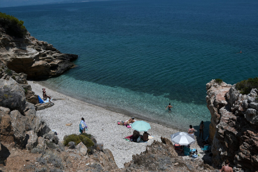 Δευτέρα: Αίθριος καιρός με μέγιστες θερμοκρασίες στους 40-42 βαθμούς