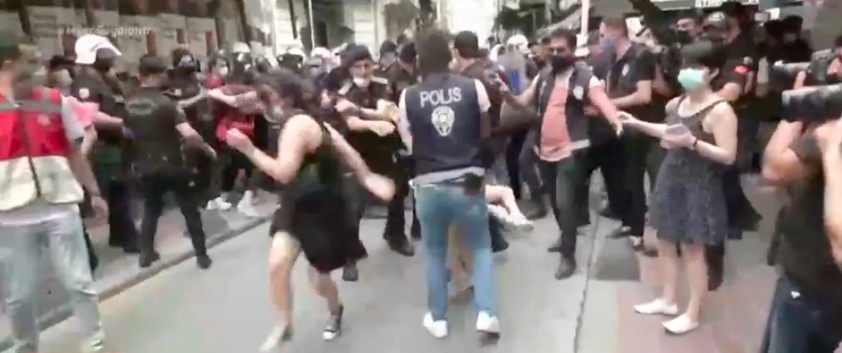 Η αστυνομία διέλυσε με δακρυγόνα και ξύλο το Gay Pride στην Κωνσταντινούπολη [βίντεο]