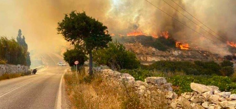 Ενισχύονται οι δυνάμεις της Πυροσβεστικής στη φωτιά της Πάρου – Κινδυνεύουν σπίτια [βίντεο]