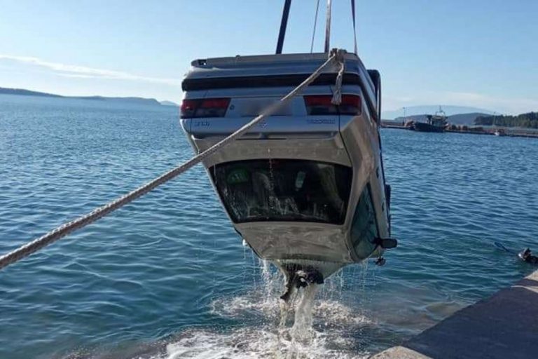 Τραγωδία στον Πειραιά: Ένας νεκρός μετά από την πτώση αυτοκινήτου στο λιμάνι