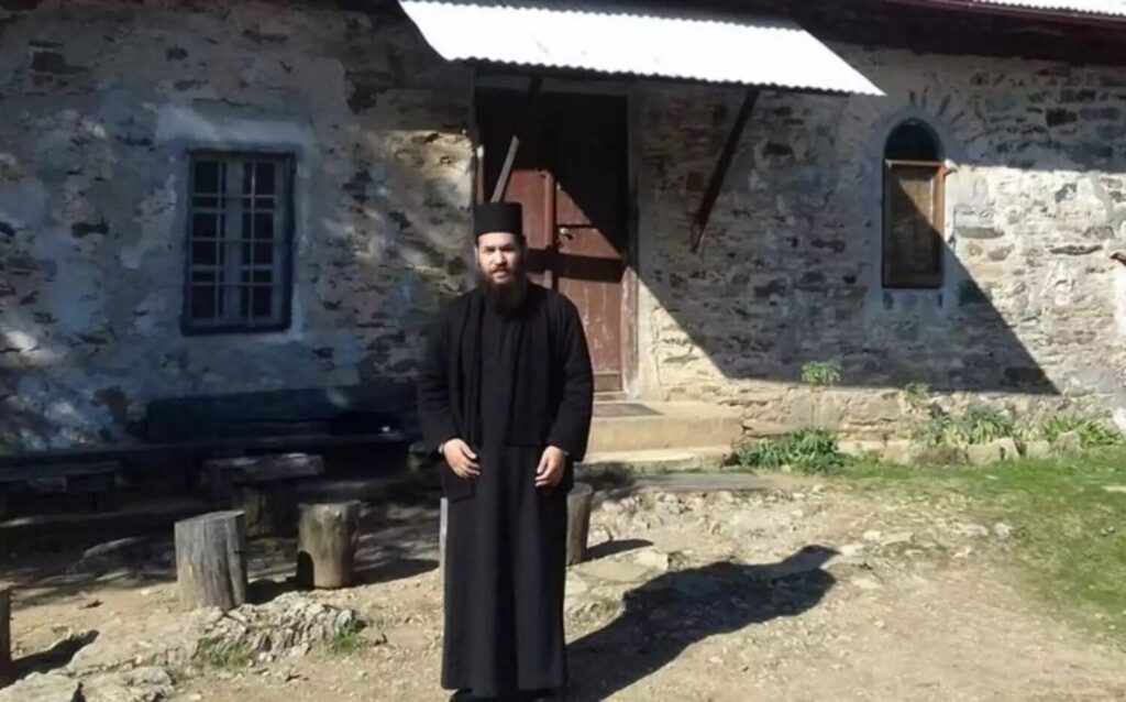 Αυτός είναι ο ιερέας που επιτέθηκε με βιτριόλι στους  Μητροπολίτες στην Μονή Πετράκη