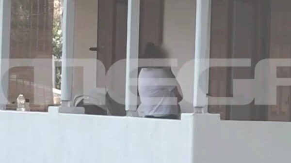 Στην Αλόννησο η μικρή Λυδία με τους γονείς της Καρολάιν (video)