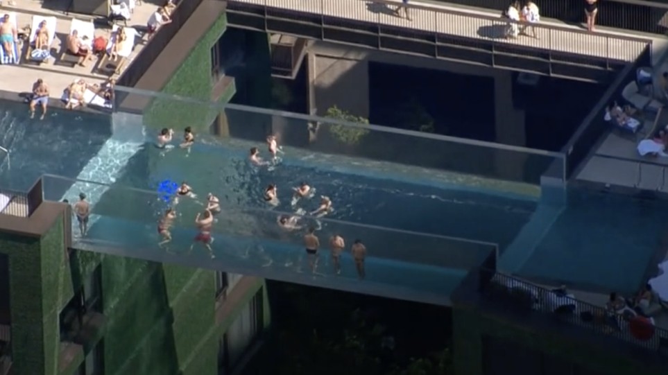 Απίστευτη πισίνα στο Λονδίνο ενώνει δύο κτίρια! (video)