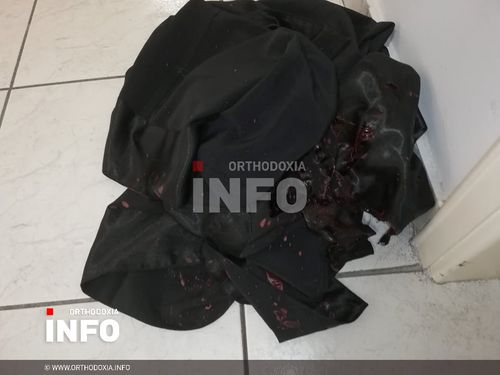 Μονή Πετράκη: Σοκάρουν οι φωτογραφίες με τα ματωμένα ράσα μετά την επίθεση με βιτριόλι