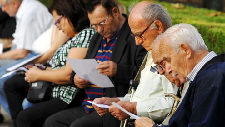 Πότε πληρώνονται οι συντάξεις – Οι ημερομηνίες ανά Ταμείο – Ποιοι θα πάρουν αναδρομικά