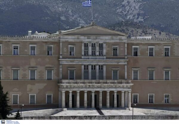 Περισυνελέγη ύποπτος φάκελος από τη Ρωσία στη Βουλή με αποδέκτη τον Πρωθυπουργό –  Λήξη συναγερμού, στάλθηκε στο ΚΕΕΛΠΝΟ για ανάλυση (βίντεο)