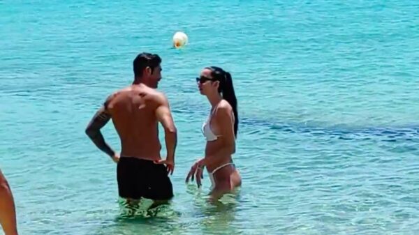 H πανέμορφη σύντροφος του Μάρκο Μποριέλο άναψε φωτιές στη Μύκονο [βίντεο]