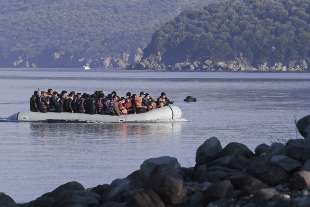 Ναυάγιο στα ανοιχτά της Λέσβου – Τρεις αγνοούμενοι [βίντεο]