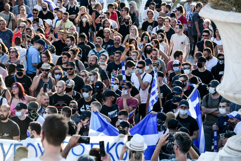 Συγκέντρωση αντιεμβολιαστών και πορεία στο κέντρο της Αθήνας χωρίς μάσκες και αποστάσεις  (εικόνες)