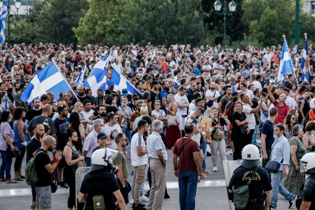 Έρχονται βαριά πρόστιμα και κατηγορίες για ιστοσελίδες στο διαδίκτυο που «καλύπτουν» αρνητές και αντιεμβολιαστές (video)