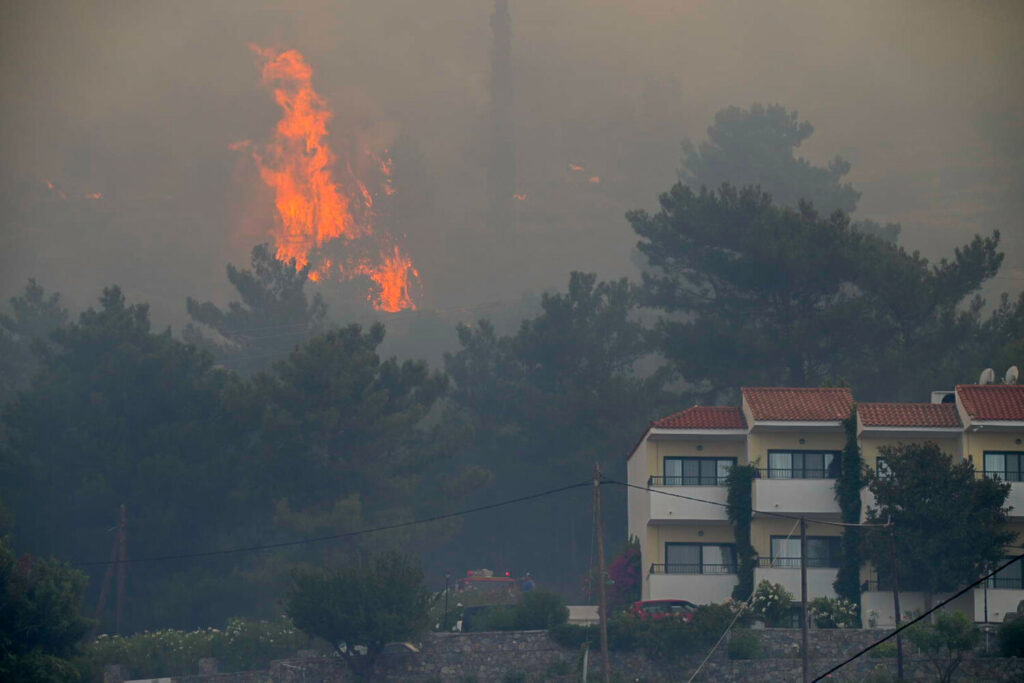 Συνεχίζεται η μάχη με τις φλόγες στη Σάμο – Προληπτική εκκένωση ξενοδοχείων [βίντεο]