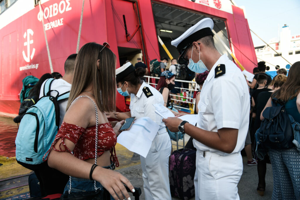 Έλεγχοι στα λιμάνια: Μπλόκο σε 2.500 ταξιδιώτες το τριήμερο! [βίντεο]