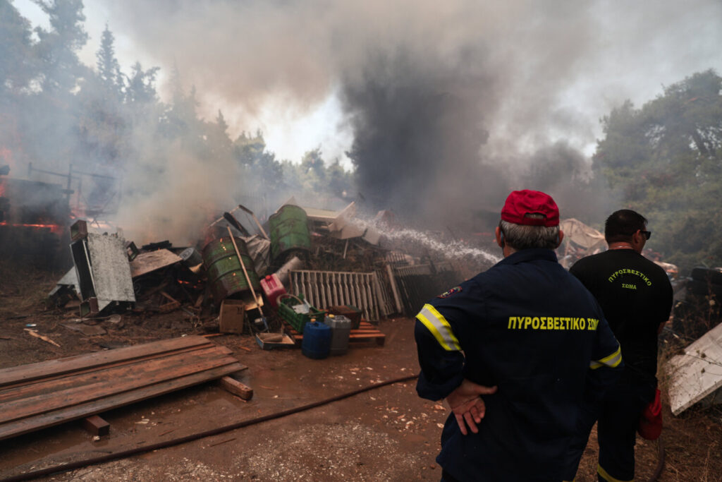 Σε Σταμάτα, Ροδόπολη και Διόνυσο η μεγάλη φωτιά – Kαίγονται σπίτια [Βίντεο]