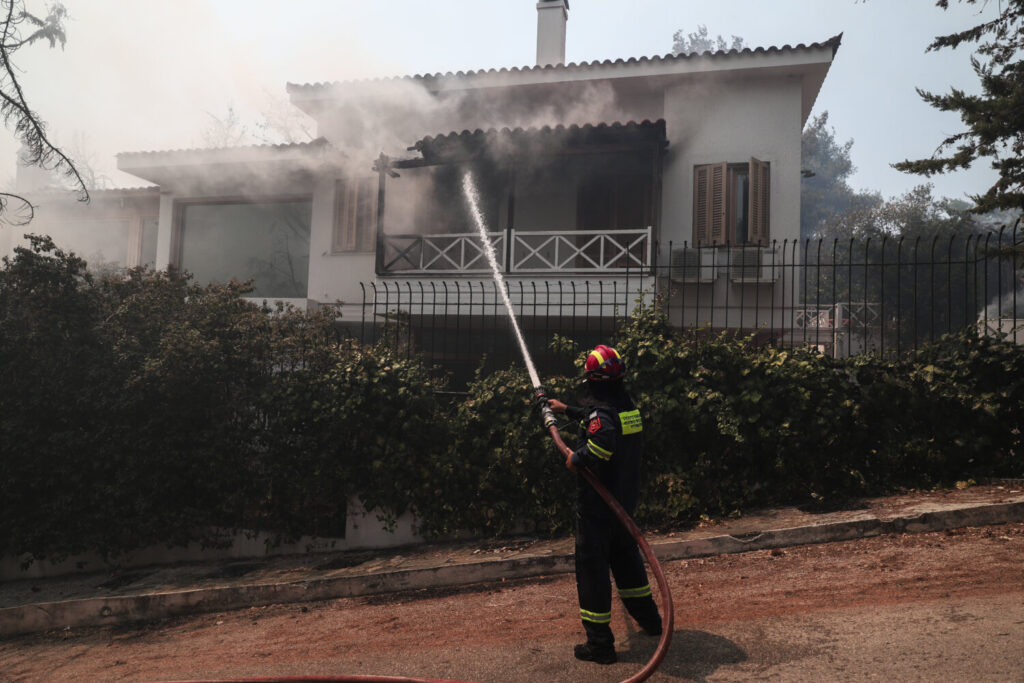 Δήμαρχος Διονύσου: «Καλύτερη αλλά δύσκολη η εικόνα της πυρκαγιάς» [βίντεο]