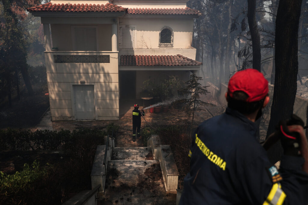 «Πολλά τα μέτωπα της πυρκαγιάς» λέει ο αντιπεριφερειάρχης Πολιτικής Προστασίας [βίντεο]