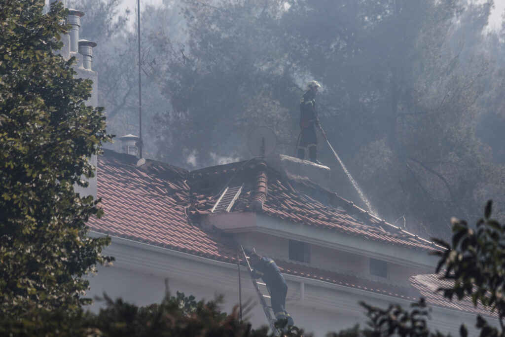 Φωτιά στη Σταμάτα: Περιoρίζεται το πύρινο μέτωπο – Κάηκαν σπίτια και αυτοκίνητα [Βίντεο]
