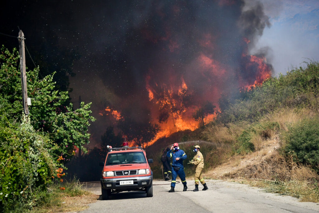 Φωτιά στην Αχαΐα: Ολονύχτια μάχη με τις πύρινες φλόγες – Σε εγρήγορση η Πυροσβεστική & τα εναέρια μέσα [βίντεο]