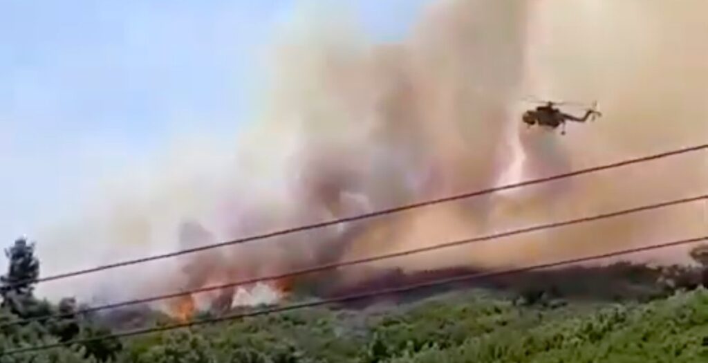 Μάχη με τις φλόγες σε διπλό μέτωπο  Βαρνάβα και Ελευσίνα – Απομακρύνονται κάτοικοι (εικόνες&video)