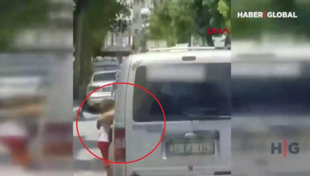 Απίστευτο βίντεο: Κρέμασε τον 3χρονο γιο του στην πόρτα του αυτοκινήτου για τιμωρία