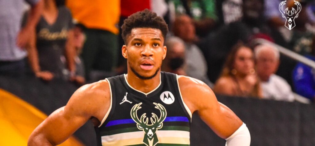 Οι Milwaukee Bucks εύχονται στα ελληνικά ως …ΚΑΕ Ελαφιακός!