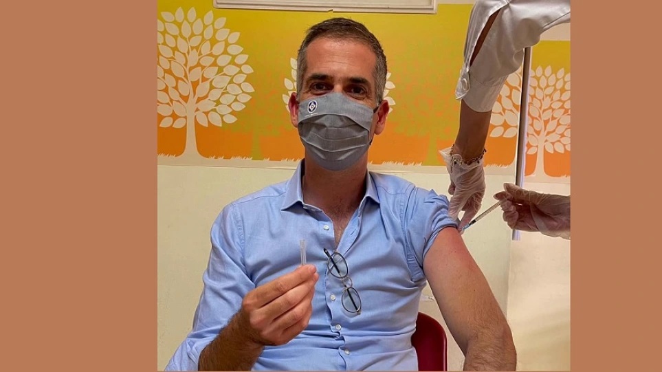 Κώστας Μπακογιάννης έκανε τη δεύτερη δόση του εμβολίου και κρατά το… καπάκι στο χέρι