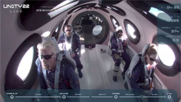 Ιστορική πτήση στο διάστημα για τον δισεκατομμυριούχο Ρίτσαρντ Μπράνσον (εικόνες&video)