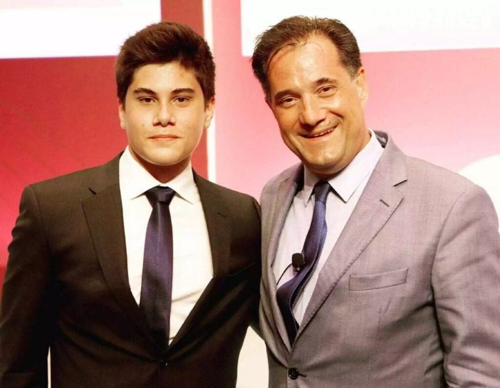 Πανευτυχής ο Άδωνις Γεωργιάδης με τον γιο του στο συνέδριο του Economist