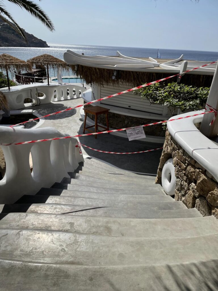 ΑΑΔΕ – Μύκονος: 48ωρο λουκέτο σε γνωστό beach restaurant (εικόνες)