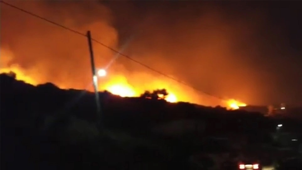 Κεφαλονιά: Ολονύχτια μάχη με τις φλόγες – Εκκενώνονται χωριά   – Στη μάχη από το πρωί τα εναέρια μέσα