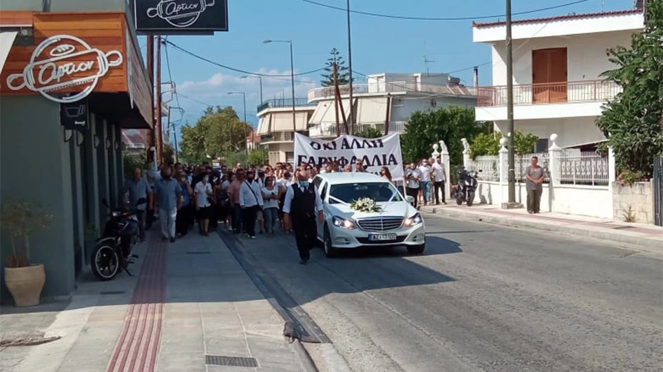 Θρήνος στην κηδεία της  Γαρυφαλλιάς – Το σπαρακτικό γράμμα του θείου της (video)