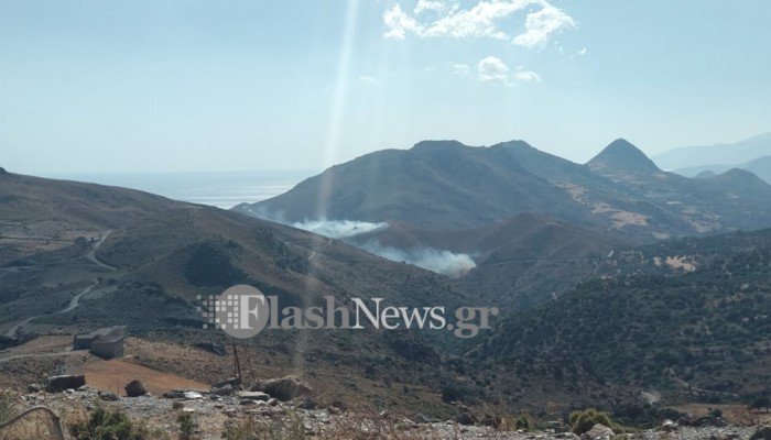 Φωτιά στην Πρέβελη: Απομακρύνονται κατασκηνωτές – Ανησυχία για το Φοινικόδασος