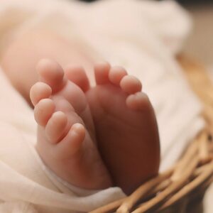 Γαλλία: 26χρονη νοσοκόμα κατηγορείται για σεξουαλικές επιθέσεις σε βρέφη και παιδική πορνογραφία – Τα ρίχνει στον σύντροφο της