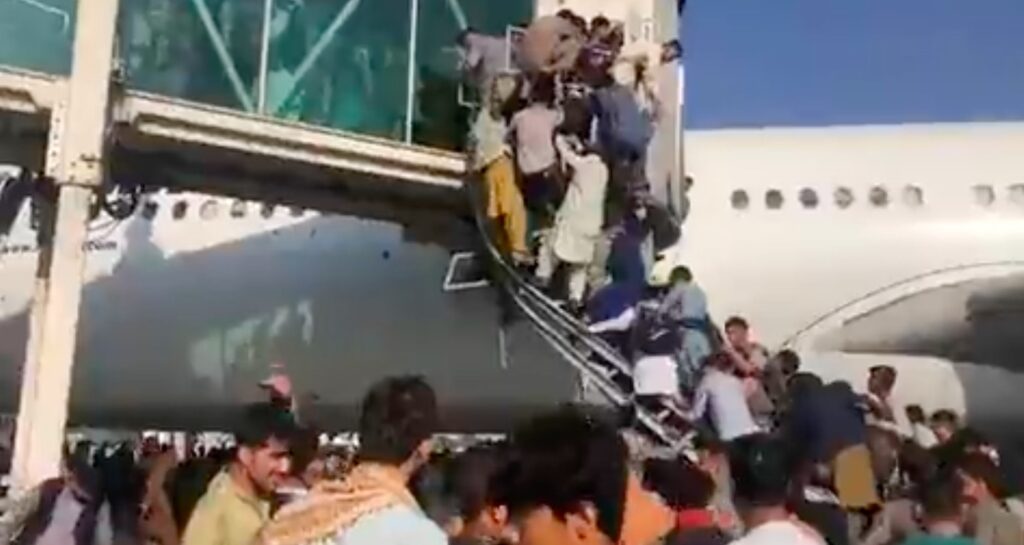 Αφγανιστάν: Βίντεο ντοκουμέντο με πολίτες που κρεμιούνται από αεροπλάνα για να φύγουν