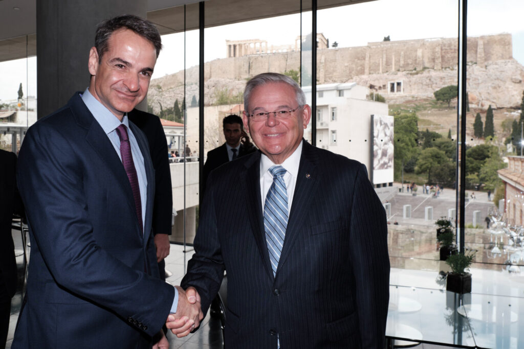 Στην Ελλάδα ο γερουσιαστής Ρόμπερτ Μενέντεζ – Συνάντηση με τον πρωθυπουργό