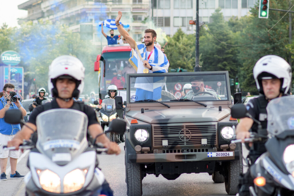 Στέφανος Ντούσκος: Με στρατιωτικό όχημα  μπήκε στα Ιωάννινα ο Έλληνας Ολυμπιονίκης (εικόνες)