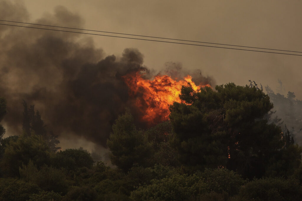 Κόλαση φωτιάς στους πρόποδες της Πάρνηθας –  Καίγεται η Βαρυμπόμπη (βίντεο)