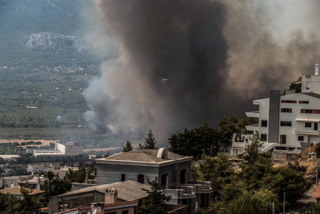 Εγκλωβισμένοι πολίτες, αστυνομικοί και πυροσβέστες στην Βαρυμπόμπη – Μεγάλος κίνδυνος