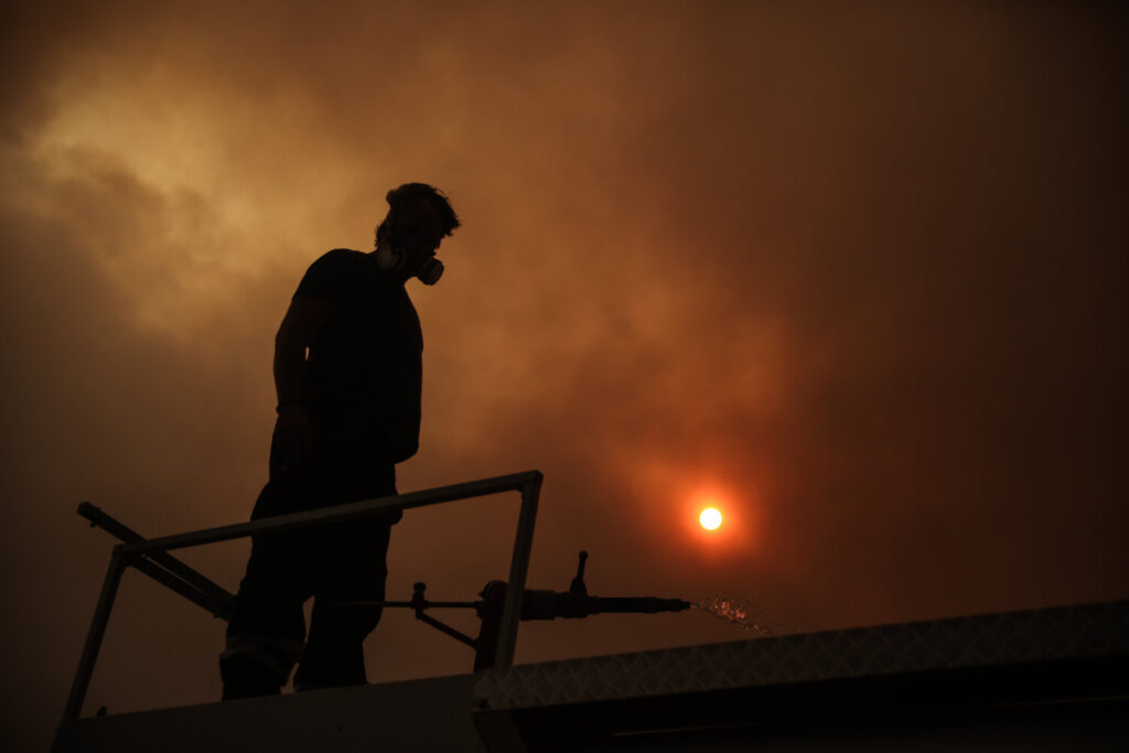 Νέο μήνυμα για πυρκαγιά στη Βαρυμπόμπη: Εκκενώνεται και το Ολυμπιακό Χωριό