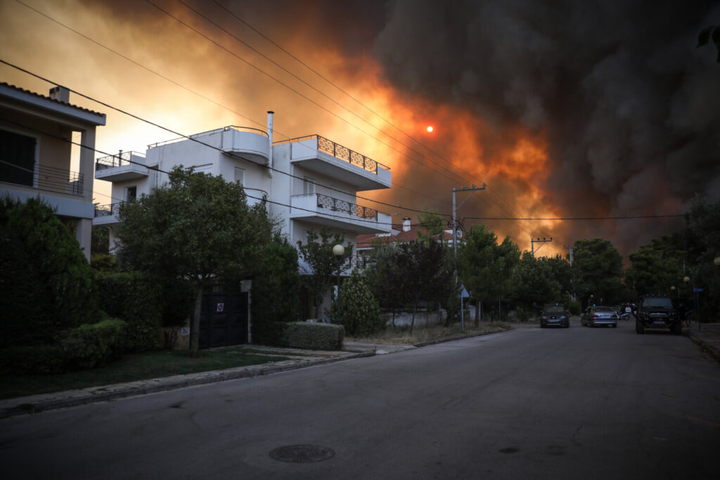 Ποιος Δήμαρχος ήταν όλο το βράδυ στις φωτιές στην περιοχή του ;