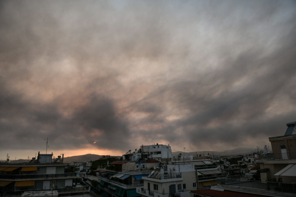 Φωτιά στη Βαρυμπόμπη: Πυκνοί καπνοί «σκεπάζουν» την Αττική (εικόνες)