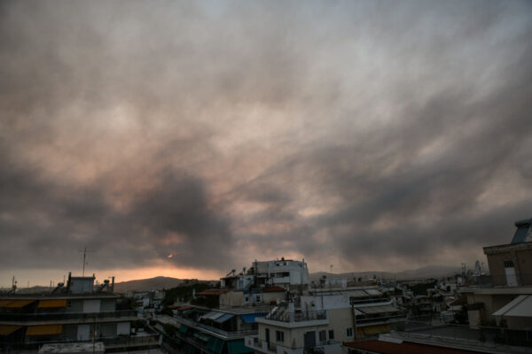 Φωτιά στη Βαρυμπόμπη: Πυκνοί καπνοί «σκεπάζουν» την Αττική (εικόνες)