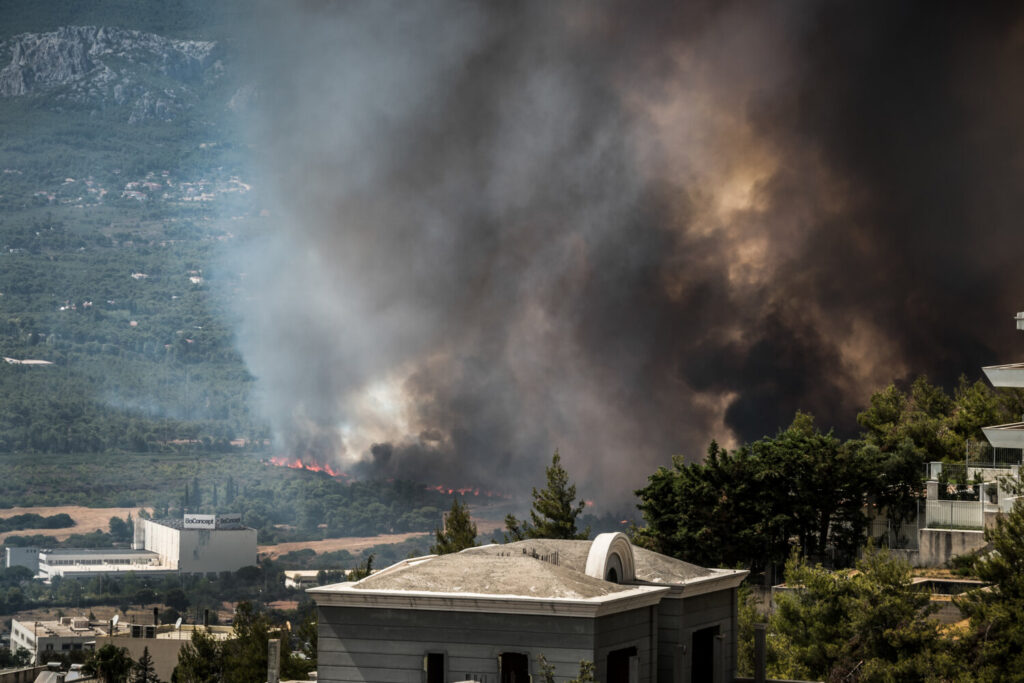 Αντιπεριφερειάρχης Αττικής: Δεν υπάρχουν ενεργά μέτωπα – Κάηκαν αρκετά σπίτια και επιχειρήσεις