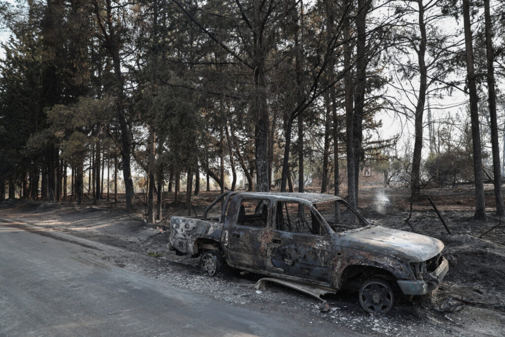 Βαρυμπόμπη: Τουλάχιστον 80 καμένα σπίτια μέχρι τώρα από την καταστροφική φωτιά