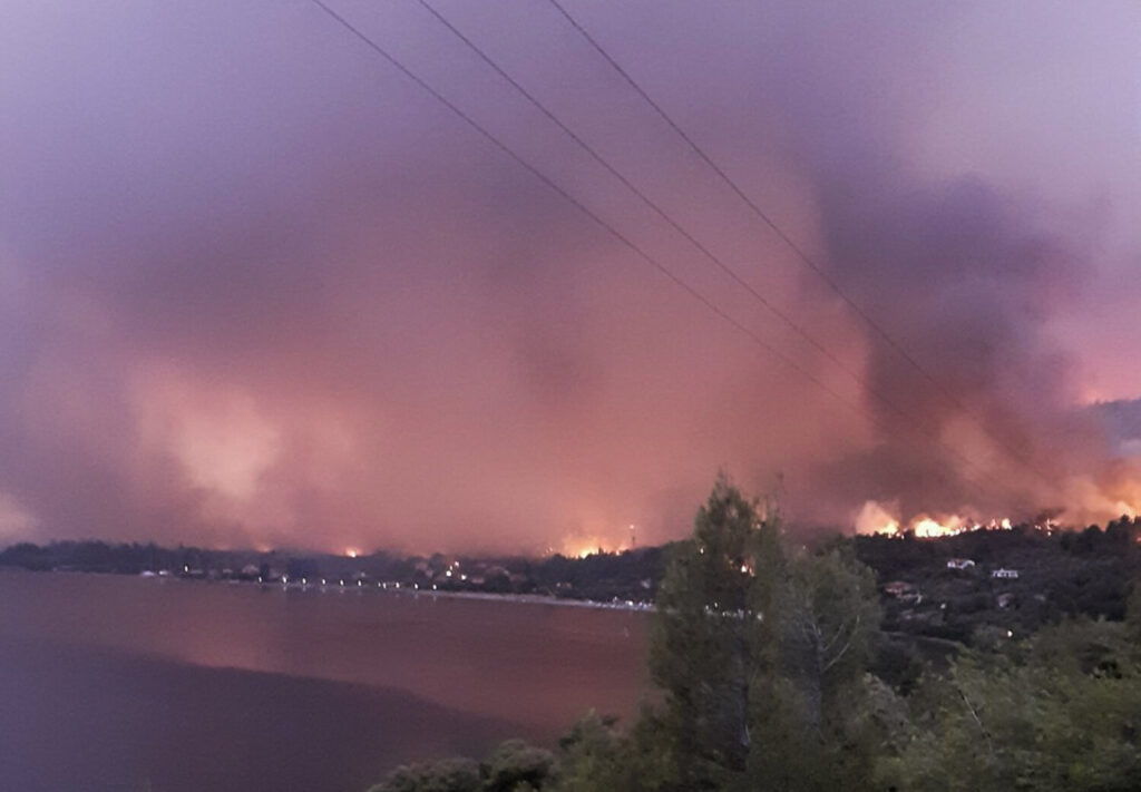 Νέα αναζωπύρωση και στην Εύβοια – Εκκενώνεται και το Σκεπαστό – Ανυπολόγιστες ζημιές…