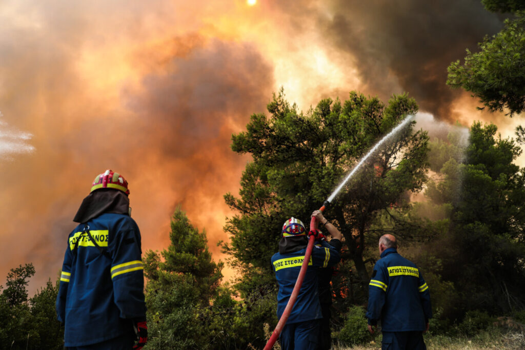 Καίγονται Δροσοπηγή και Κρυονέρι – Εκκενώνονται και οι Αφίδνες