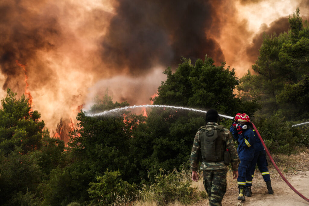 Εντοπίστηκε ύποπτος για εμπρησμό στην Ηλεία: «Σταματούσε με το μηχανάκι και μετά φούντωνε φωτιά»