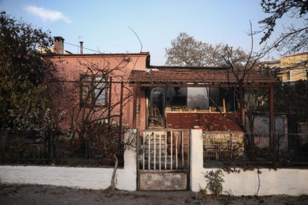 Φωτιά στην Εύβοια: Στα Βασιλικά οι φλόγες, καίγονται σπίτια σε Βουτά, Κυπαρίσσι