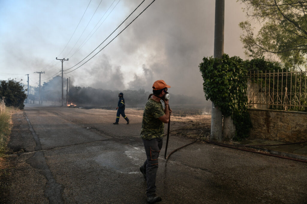 Επεισόδιο οπαδών της ΑΕΚ με τα ΜΑΤ στον κόμβο της Βαρυμπόμπης