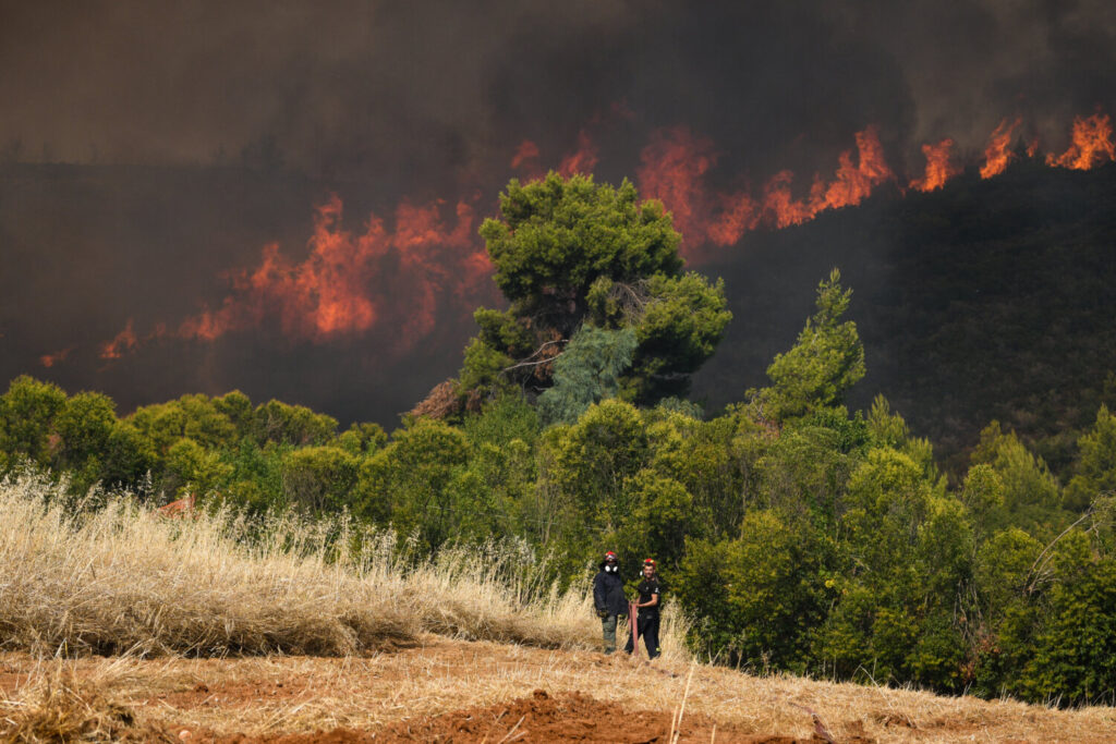 Εκκενώνονται Βαρυμπόμπη, Σταμάτα, Ροδόπολη, Θρακομακεδόνες και Αχαρνές – Πύρινη πολιορκία σε Άγιο Στέφανο και Κρυονέρι