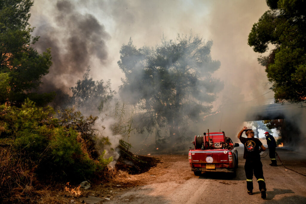 Φωτιά στην Αττική: Εστίες σε Βαρυμπόμπη, Θρακομακεδόνες και Μαλακάσα – Νέο μήνυμα για εκκένωση περιοχών